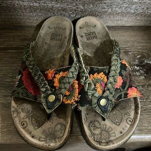 Ladies size 10 cork wedge Muk Luk flip flops, green braid strap, floral band